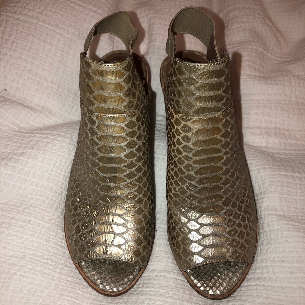 Donald J Pliner 'Khloe' Gold Snake Skin Heels - Picture 3 of 6